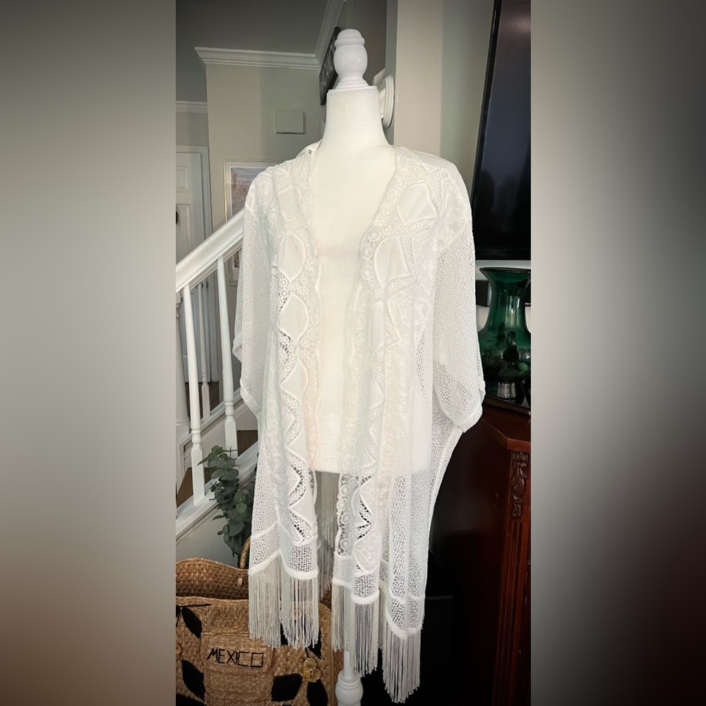 Bongo Plus White Lace Fringe wrap